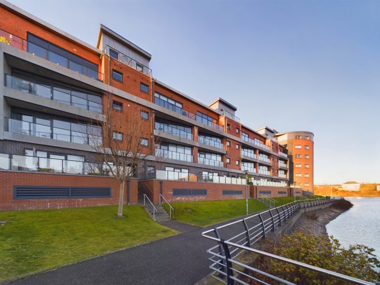 Cardon Square, Renfrew, PA4